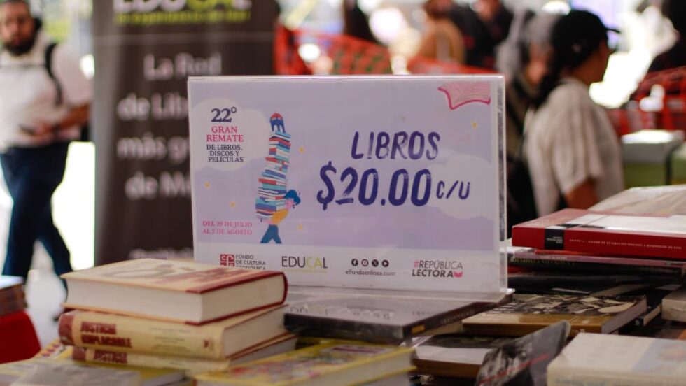Libros en oferta durante el 22º Gran Remate de Libros, Discos y Películas en el Monumento a la Revolución